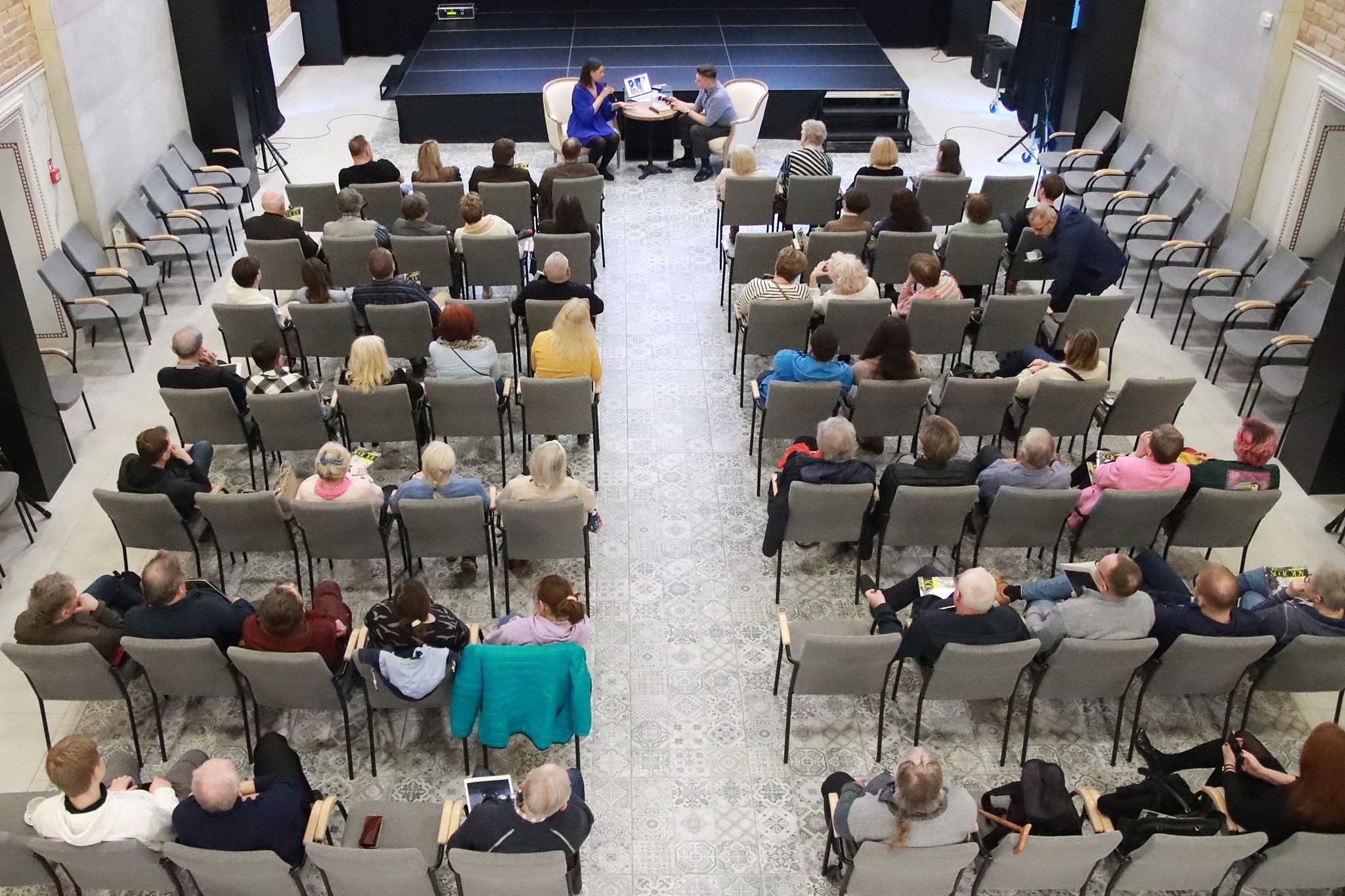 Obraz dla galerii: 11.04.2025 Spotkanie promocyjne Schodów Kawowych - Filip Bendarek - Fot. Mirosław Wiśniewski