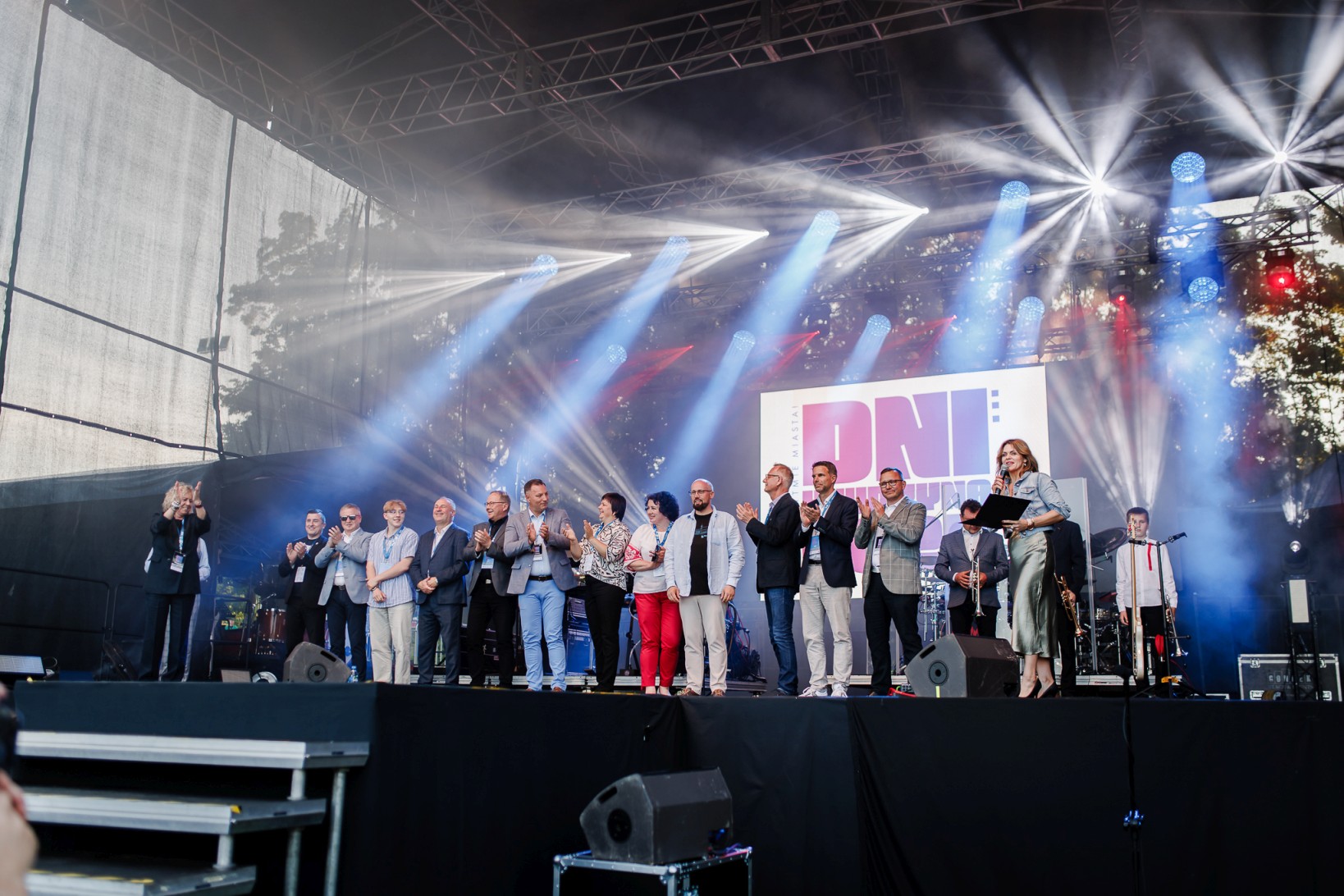 Obraz dla galerii: 14.06.2025 Dni Kwidzyna. Uroczyste otwarcie + koncert zespołu KOMBI - Fot. Karolina Mrówczyńska