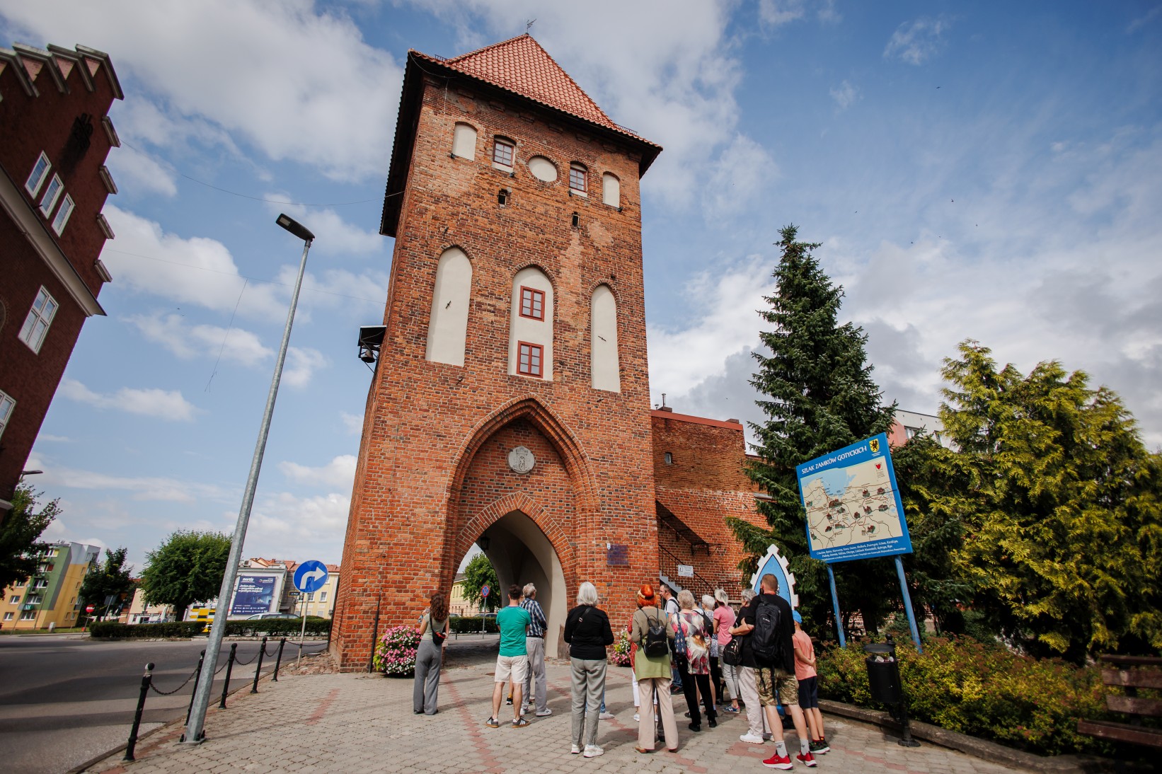 Obraz dla galerii: 19.07.2025 Spacer Prabuty - szlakiem miejskich zabytków - fot. Karolina Mrówczyńska