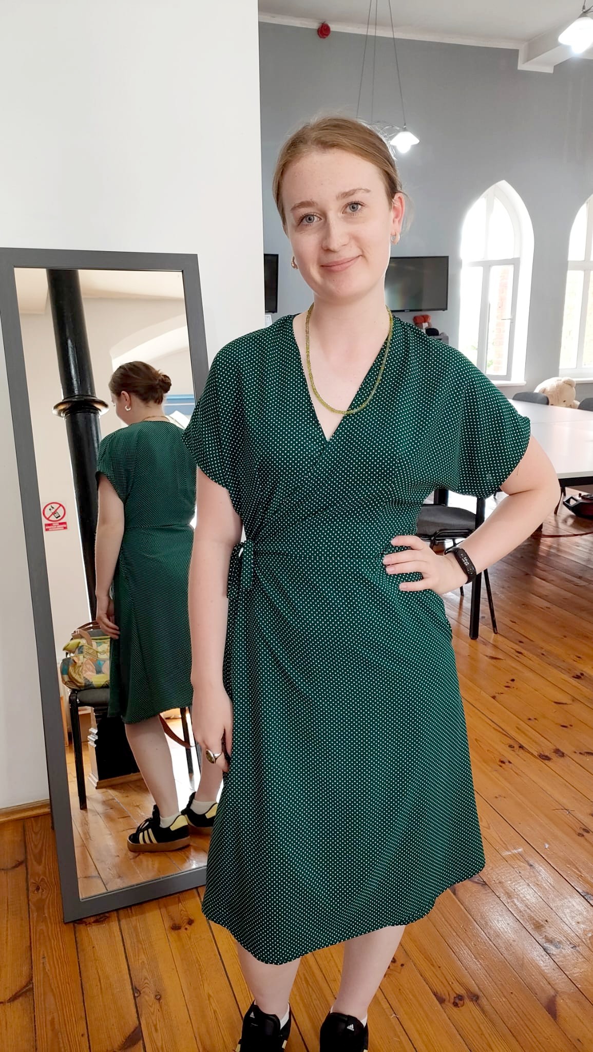 Obraz dla galerii: 30.07.2025 Sukienka kopertowa - warsztaty szycia - fot. Karolina Studzińska, Anna Topolska