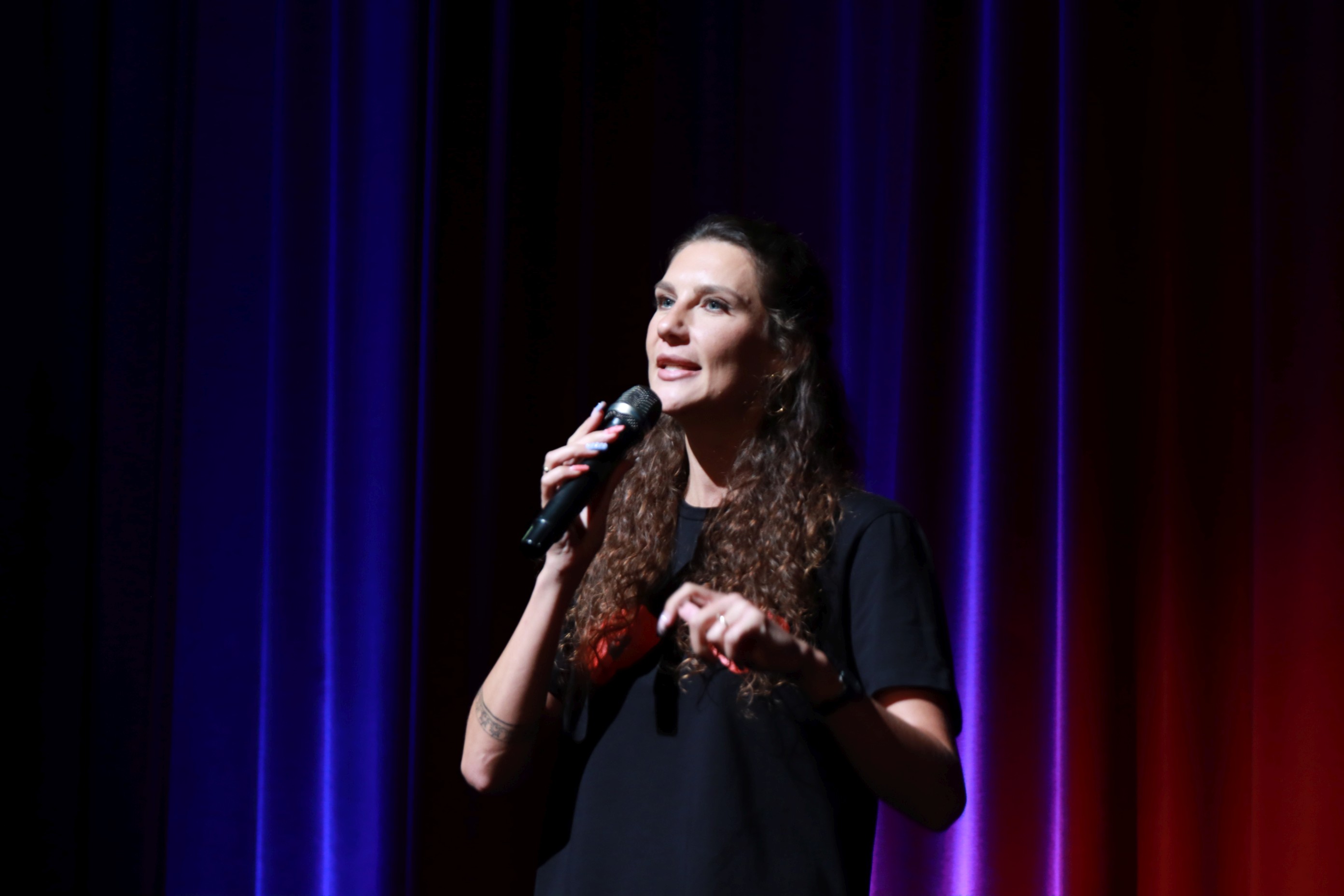 Obraz dla galerii: 31.08.2025 Mleczarnia z Przecławia - standup Wiolki Walaszczyk - fot. Karolina Studzińska