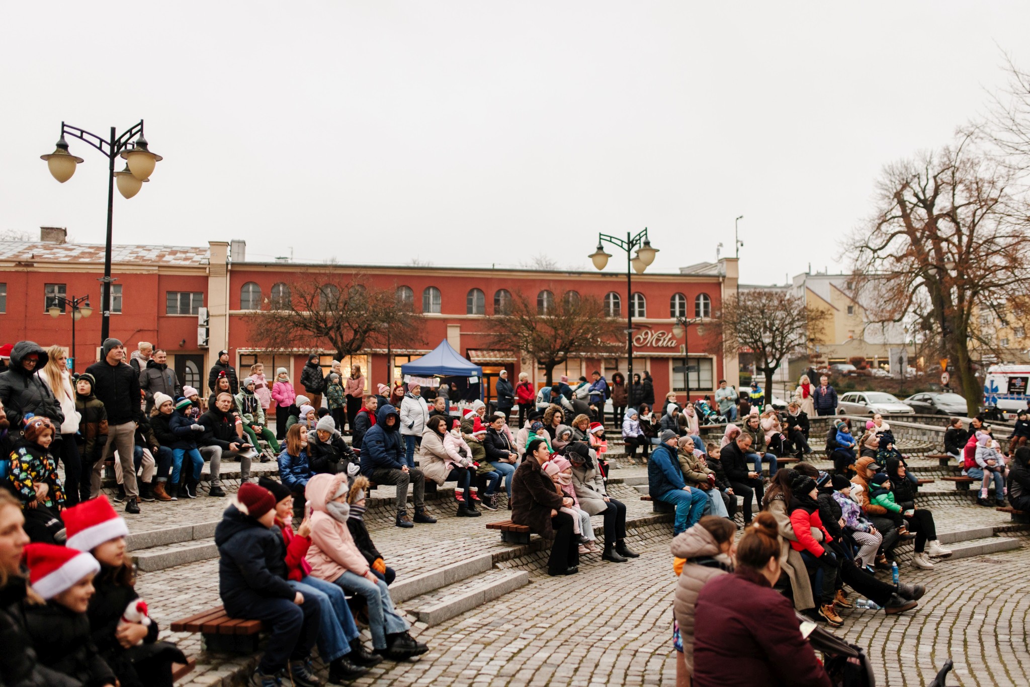 Obraz dla galerii: 06.12.2025 Mikołaj z KCK. Kierunek Biegun - spotkanie z Mikołajem oraz zapalenie choinki - Fot. Karolina Mrówczyńska