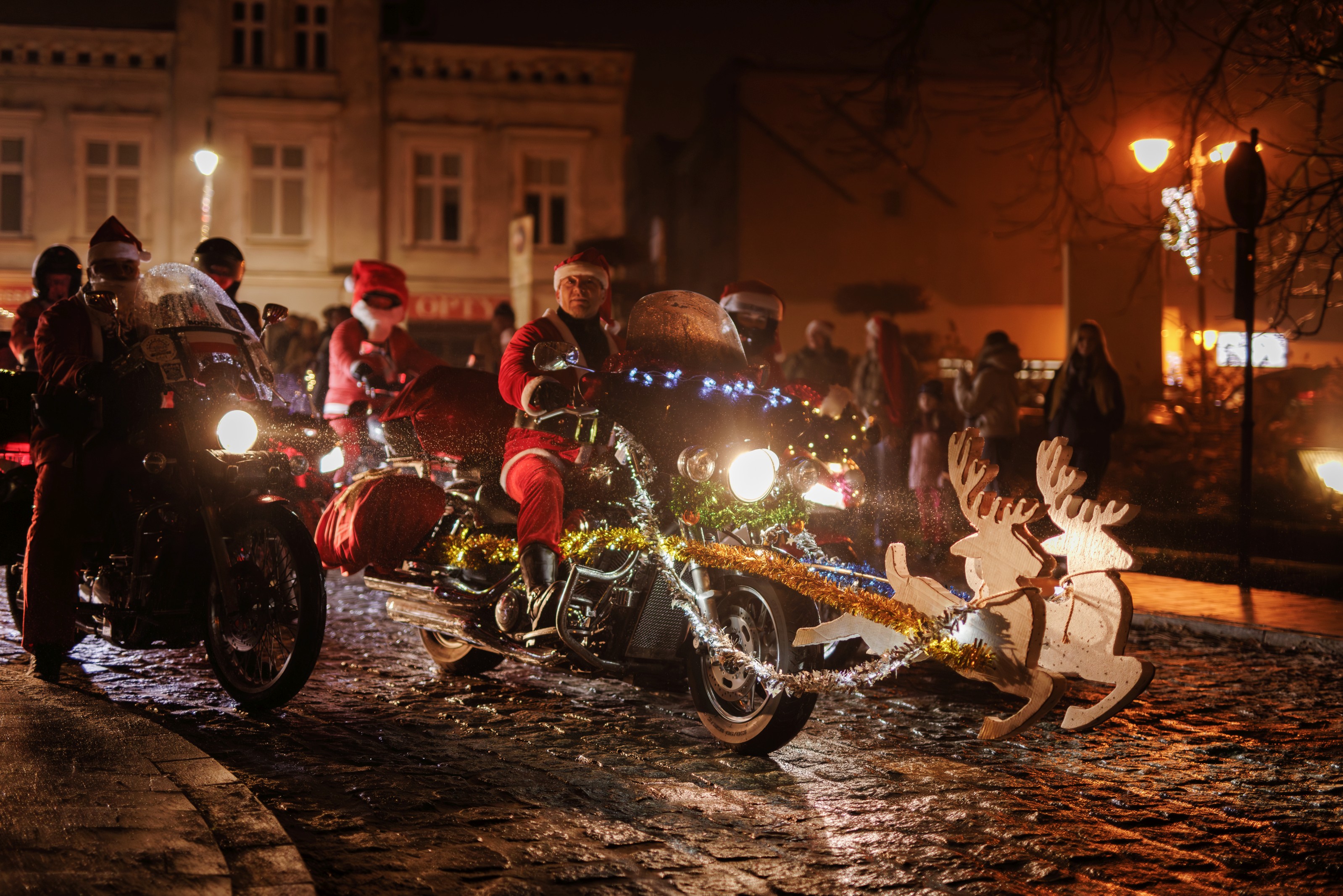 Obraz dla galerii: 06.12.2025 Mikołaj z KCK. MotoMikołaje na Placu św. Jana Pawła II - Fot. Karolina Mrówczyńska